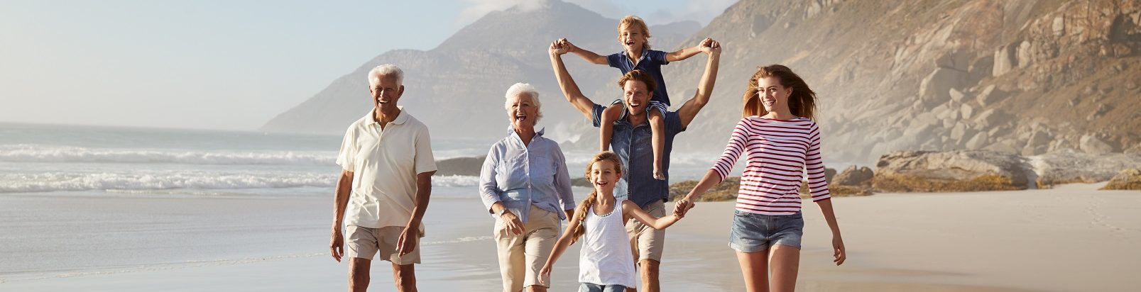 Famille multigénérationnelle sur une plage